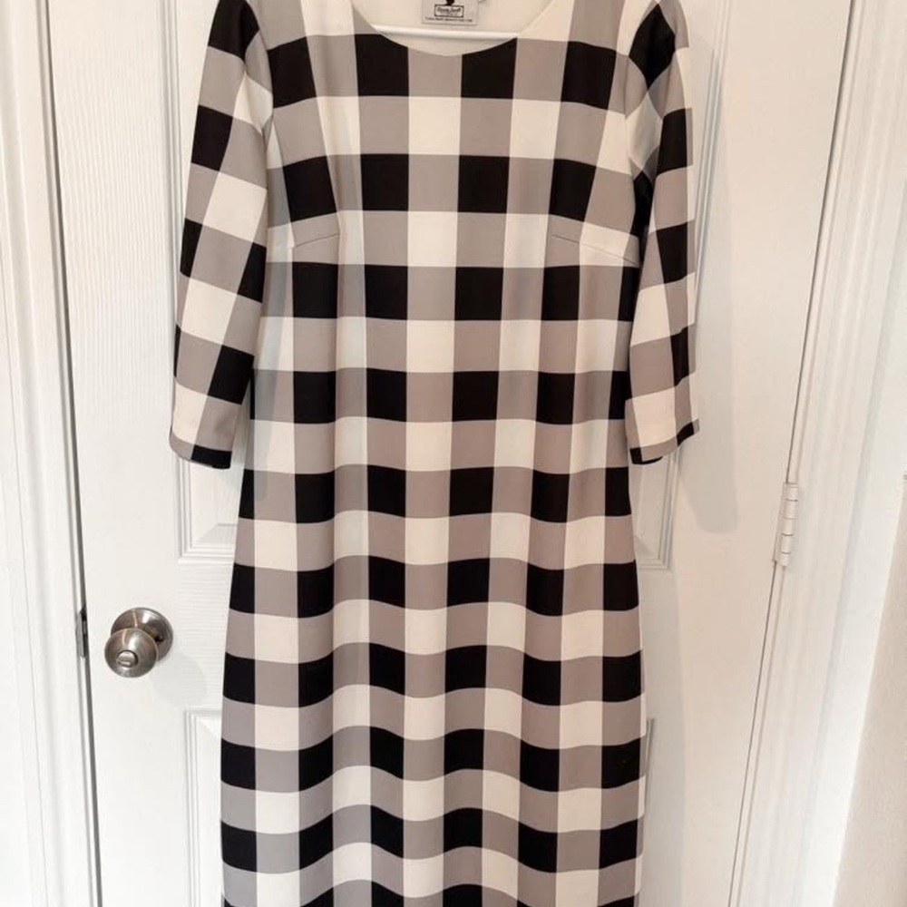 SOLD 🫶🏼 
Dainty Jewells Black and White Plaid quarter length Sleeve Dress